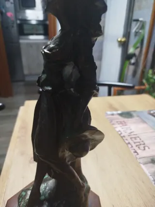 Figura mujer bronce o pátina
