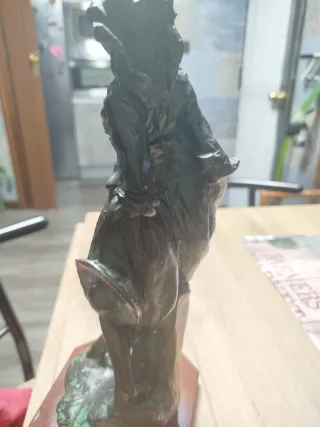 Figura mujer bronce o pátina
