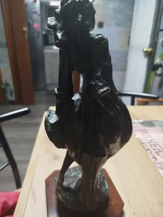 Figura mujer bronce o pátina