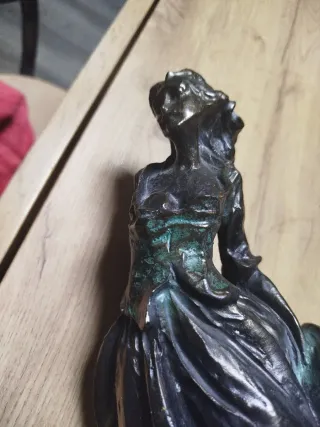 Figura mujer bronce o pátina