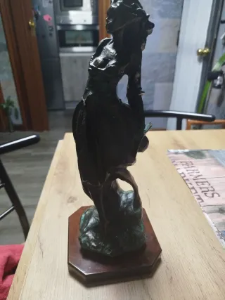 Figura mujer bronce o pátina