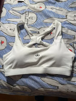 Top deportivo Alo Yoga blanco, espalda cruzada
