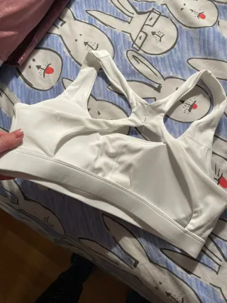 Top deportivo Alo Yoga blanco, espalda cruzada