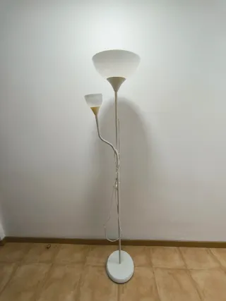 Lámpara de pie blanca con luz auxiliar