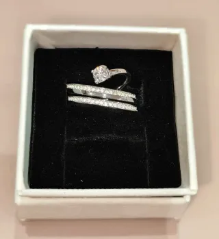 Vendo anillo Swarovski original con diseño.