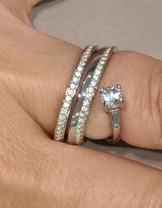 Vendo anillo Swarovski original con diseño.