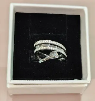 Vendo anillo Swarovski original con diseño.