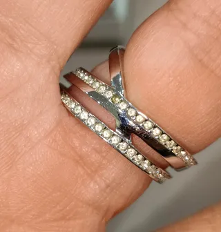 Vendo anillo Swarovski original con diseño.