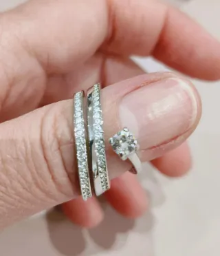 Vendo anillo Swarovski original con diseño.