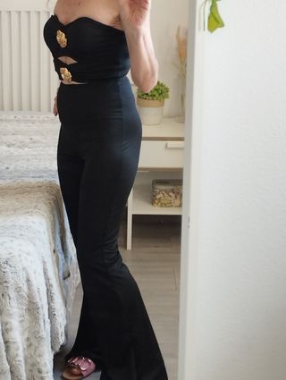 Mono negro largo sin mangas con flores doradas