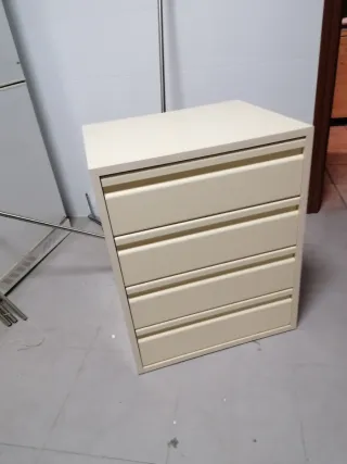 Cajonera de madera beige Con cuatro cajones.