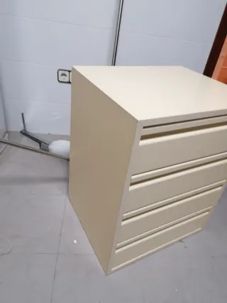 Cajonera de madera beige Con cuatro cajones.