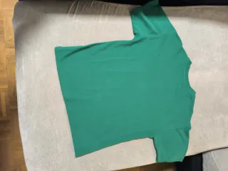 Camiseta verde básica de zara talla 9-10 años.