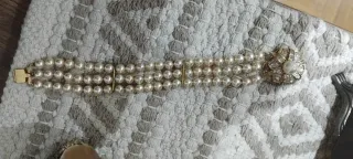 Pulsera de perlas con cierre dorado y pedrería