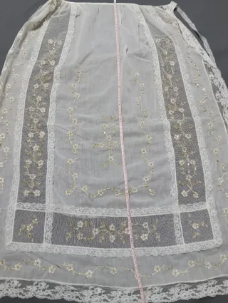 Manteleta y delantal fallera bordado