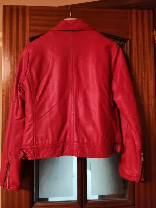 Cazadora roja estilo motero