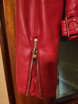 Cazadora roja estilo motero