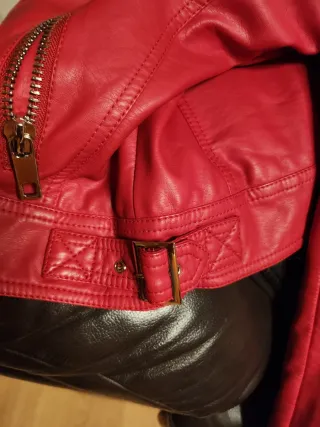 Cazadora roja estilo motero