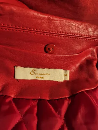 Cazadora roja estilo motero