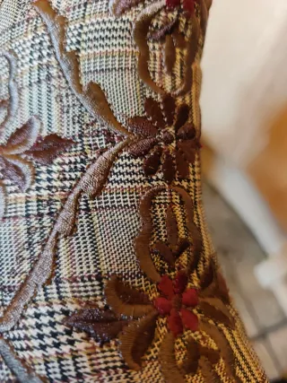 Botines de tapicería beige y marrón. MARCA CORINA