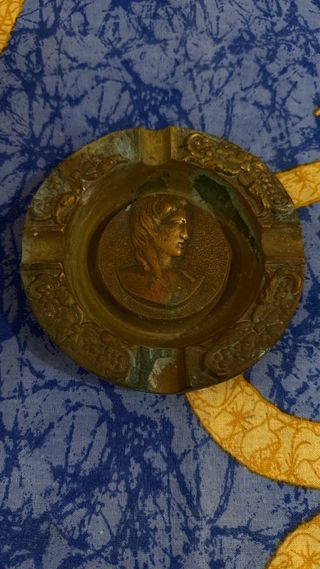 Cuatro Ceniceros de Bronce , precio por unidad.