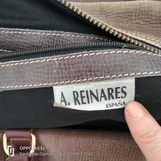 Bolsa de viaje de piel granate. Esta muy usada