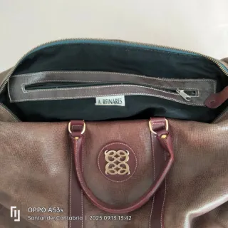 Bolsa de viaje de piel granate. Esta muy usada