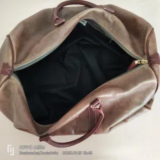 Bolsa de viaje de piel granate. Esta muy usada