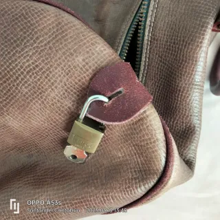 Bolsa de viaje de piel granate. Esta muy usada