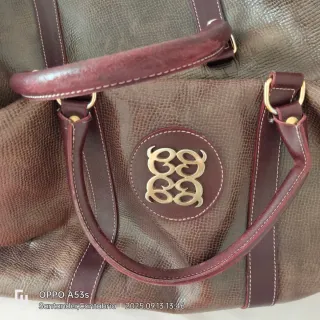 Bolsa de viaje de piel granate. Esta muy usada