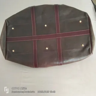 Bolsa de viaje de piel granate. Esta muy usada