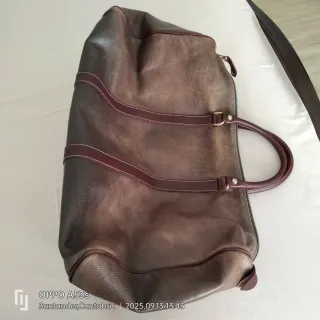 Bolsa de viaje de piel granate. Esta muy usada