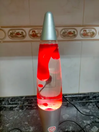 Lámpara de lava roja y plateada