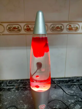Lámpara de lava roja y plateada