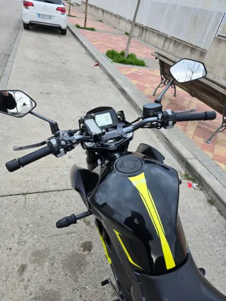 Moto Zontes 125 Negra y Amarilla