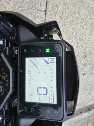 Moto Zontes 125 Negra y Amarilla