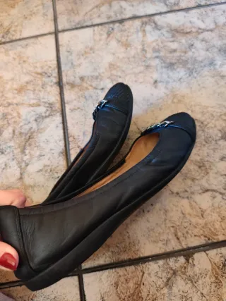 Bailarinas negras con cadena.  Están llevadas