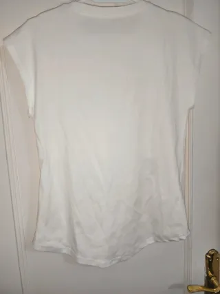 Camiseta blanca con estampado dorado