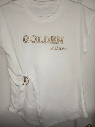 Camiseta blanca con estampado dorado