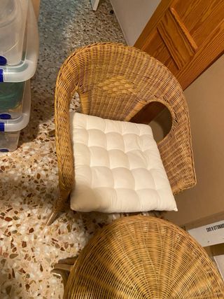 Conjunto mimbre: 2 sillas y mesa redonda