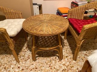 Conjunto mimbre: 2 sillas y mesa redonda