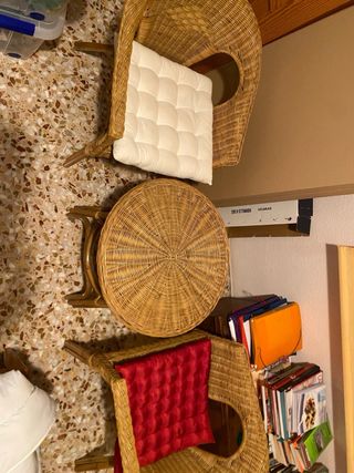 Conjunto mimbre: 2 sillas y mesa redonda