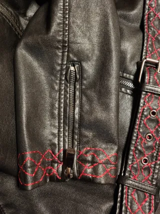 Cazadora Desigual Negra con Bordados Rojos