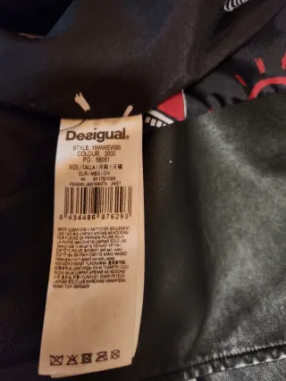 Cazadora Desigual Negra con Bordados Rojos