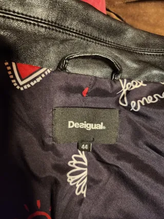 Cazadora Desigual Negra con Bordados Rojos