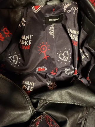 Cazadora Desigual Negra con Bordados Rojos