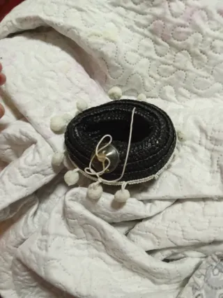 Sombrerito negro con pompón blanco