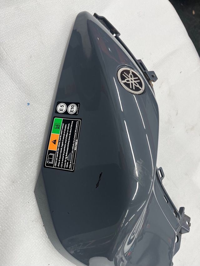 Tapa depósito Yamaha MT 125 2020-2021 Derecha