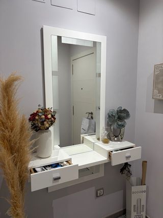 Mueble de entrada blanco y plateado con espejo