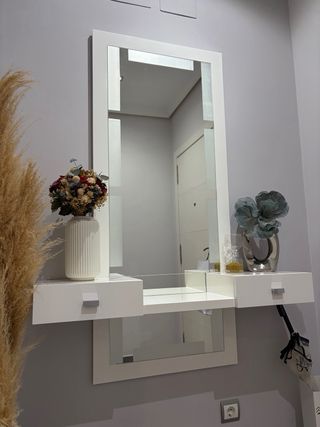Mueble de entrada blanco y plateado con espejo